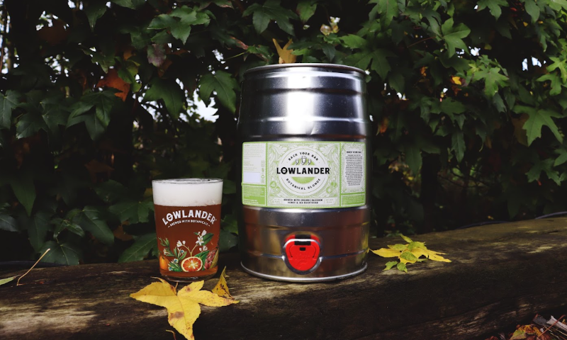 Botanical Blonde van Lowlander fustje en glas op een biels in de tuin